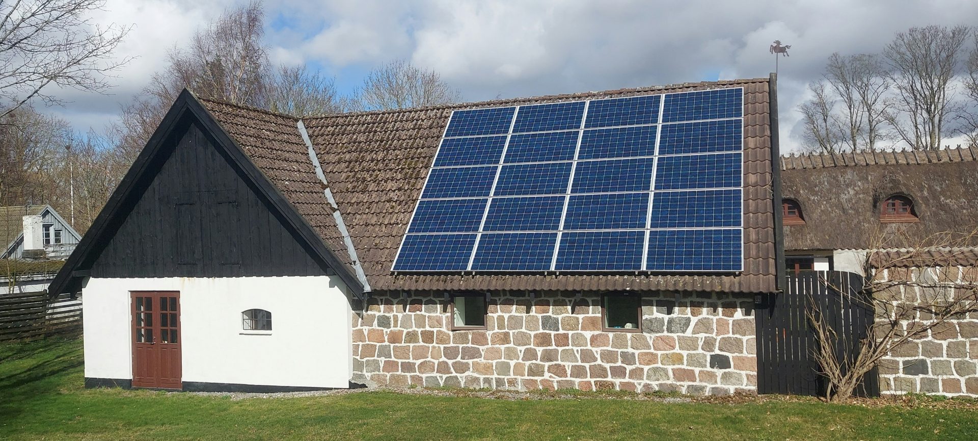 una casa con un panel solar en el tejado